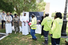 الهلال الأحمر تنفذ مبادرة نحن ممتنون لدعم العمال بالعين