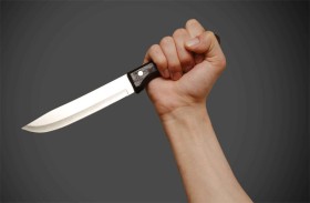 تطعن طبيبًا طلب منها خفض صوتها 