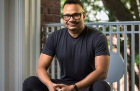 يحوّل 400 من موظفيه إلى أصحاب ملايين