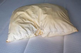 طريقة سهلة لإزالة البقع الصفراء من الوسائد