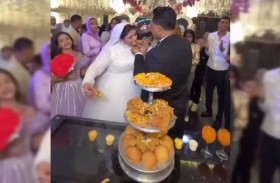 دجاج مقلي بدل الكعكة.. زفاف يثير ضجة 