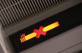 لغز مطفأة السجائر في حمام الطائرة.. ولافتة «ممنوع التدخين»