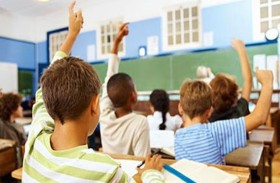 تلميذ يطالب معلمًا بهدية رآها في «حلم»