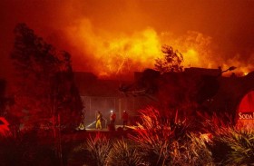 الرياح والحرارة تؤجج الحريق الضخم في كاليفورنيا 