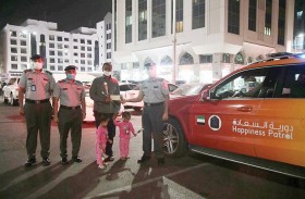 شرطة أبوظبي توزع الورود وتكثف دورياتها ضمن جاهزيتها للعيد