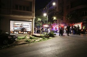 سيارة تصدم 12 زبوناً داخل مطعم 