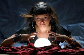 عرافة تتوقع وفاة امرأة.. ثم تقتلها