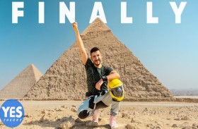 يقفز فوق الأهرامات بمساعدة الجيش المصري 