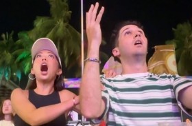 تلتقط سيلفي مع زوجها قبل أن تتعرف إليه بسنوات