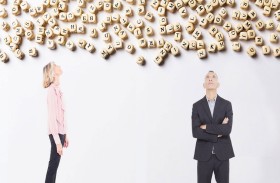 هل من الطبيعي نسيان الكلمات أثناء التحدث؟