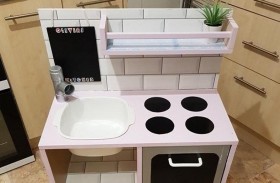 تصمم مطبخاً مدهشاً لتلهو به طفلتها 