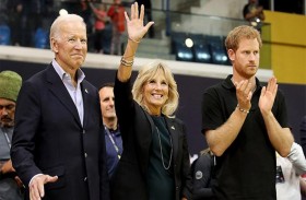 هاري وجيل بايدن يوجهان تحية إلى الجنود الأميركيين 