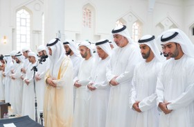 سعود بن صقر يؤدي صلاة الجنازة على جثمان الشيخة موزة بنت عبدالله الحبسي