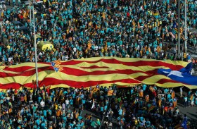 أنصار انفصال كاتالونيا يتظاهرون استباقا للحوار مع مدريد 