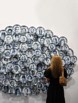 زائرة تنظر إلى عمل فني لمشاهير يسمى  Bon Appetite  للفنان الإسباني كارلوس أيريس في آرت بازل في هونغ كونغ. ا ف ب 