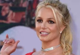 بريتني سبيرز تعلن زواجها من نفسها 