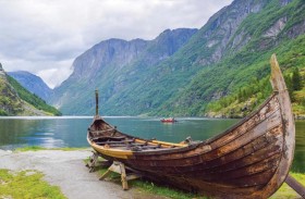 مقتل امرأة بانقلاب قارب مستوحى من سفن الفايكنغ 