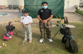 «عبدالله وفاطمة كلبت» شقيقان ينشئان ملعبا مصغرا للغولف في المنزل