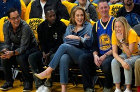 أديل في ثياب كاجوال بمباراة رياضية