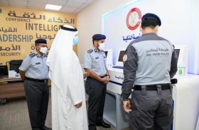 قائد عام شرطة أبوظبي يلتقي المتعاملين بمركز شرطة خليفة