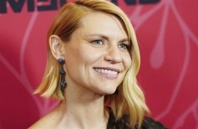 كلير دينس تعلن حملها الثالث