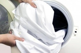 تشارك حيلة بسيطة لاستعادة الملابس البيضاء