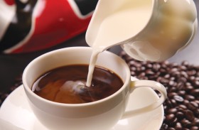 طبيبة توضح ما إذا كان بالإمكان شرب القهوة والشاي بالحليب