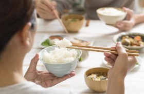 تكتشف بقايا عيدان طعام في جيوبها الأنفية!