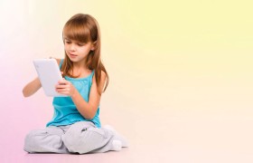 أطفال لا يمسكون القلم.. خطر الشاشات يهدد التعليم