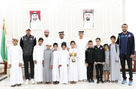 سالم بن هويدن يكرم سباحي  نادي الذيد من الناشئين لنتائجهم المتميزة