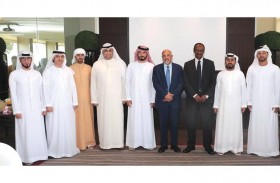 طلبة الدراسات العليا بجامعة الشارقة يكرمون البروفيسور خليل المدني