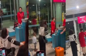 رد فعل صادم من امرأة منعت من الصعود في الطائرة