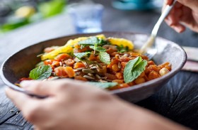 طبيب يفند أساطير شائعة عن بعض الأطعمة