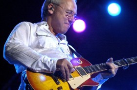 مارك نوبفلر يبيع غيتاراته بمزاد