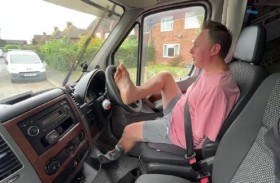 يقود شاحنة بدون ذراعين 