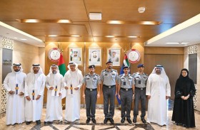 قائد عام شرطة أبوظبي يكرّم الجهات المشاركة في تنظيم العرس الجماعي