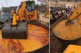 استخدام جرافة في طهي وجبة شهيرة 