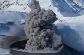 بركان ينفث رماده وسط الثلوج