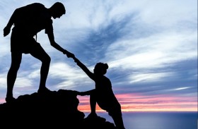 إن أردت أن تكون سعيدا.. ساعد الآخرين!