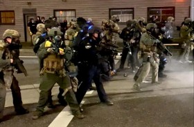 مناهضون للفاشية يخربون مبانٍ في بورتلاند وسياتل