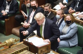 جونسون يرفض الاستقالة ويعلن رفع قيود كورونا