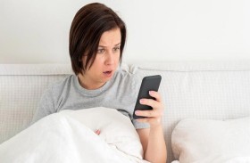 أضرار تصفح وسائل التواصل الاجتماعي بعد الاستيقاظ مباشرة