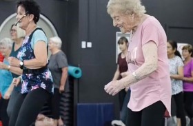 عمرها 100 عام تمارس الرياضة داخل الـ «جيم»