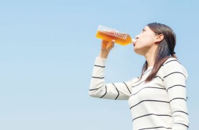 هل يعطّل عصير التفاح خصائص اللُّعاب المرطبة؟