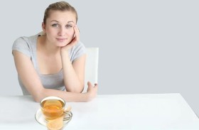 لبطن مسطح.. استبدلي القهوة الصباحية بهذا المشروب الحارق للدهون