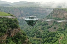 جسر زجاجي معلق لمحبي المغامرة
