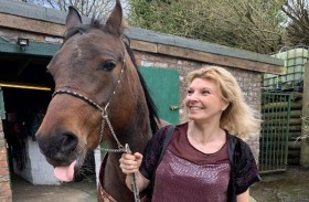 الإنتربول يحقق مع بريطانية بسبب اسم فرسها