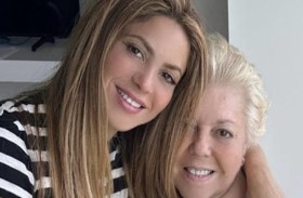 شاكيرا : ما زلت أجلس في حضن أمي