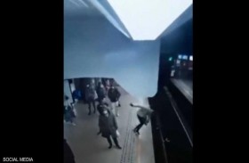 تصرف مجنون  من مسافر في محطة مترو