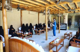 مجلس أولياء أمور الطلبة والطالبات بالمنطقة الوسطى ينظم زيارة للدارسات بمراكز العلم نور  من كبار السن إلى حصن الذيد